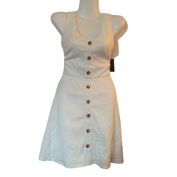 San Franco Dresses & Skirts - San Franco Women’s White Sleeveless Button Front Flared Dress Size S